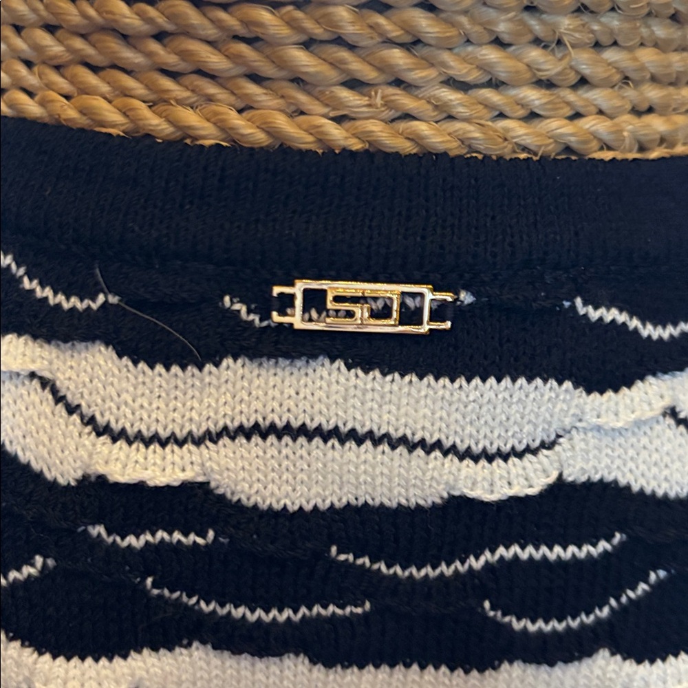 St. John Navy and White Patterned Sweater Vest - Picture 3 of 8